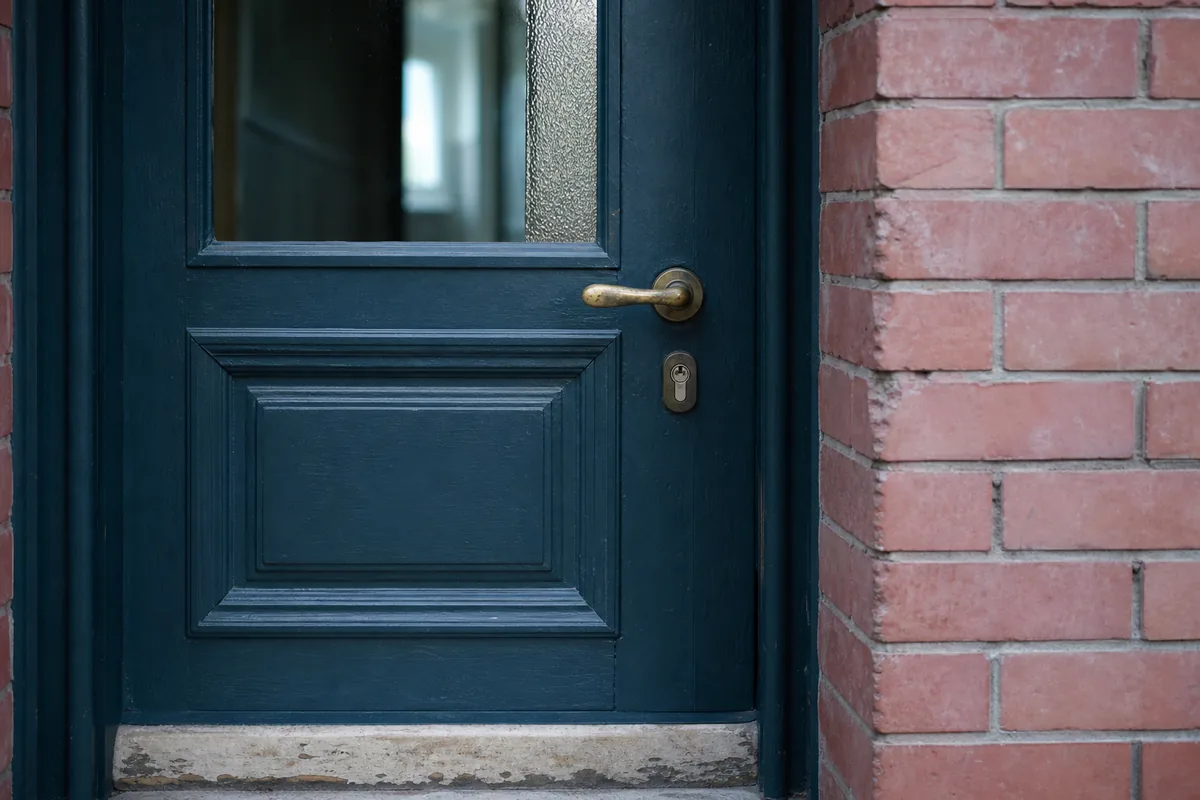 Porte d’entrée en bois d’un immeuble en brique du centre reconstruit de Gien